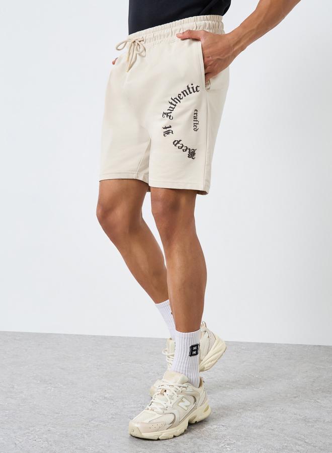 ستايلي شورت بطبعة شعار وقصة عادية - Image 4